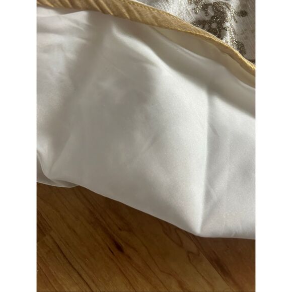 Nicole miller Christmas tree skirt white and gold Christmas trees on it - Picture 4 of 8